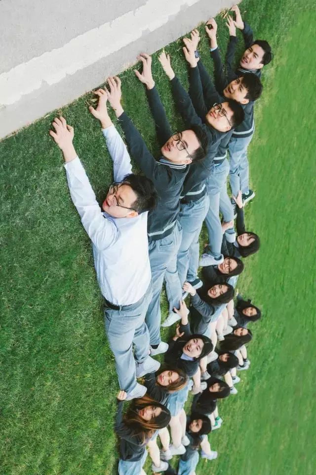 毕业季这些拍照姿势助你在毕业照中c位出道